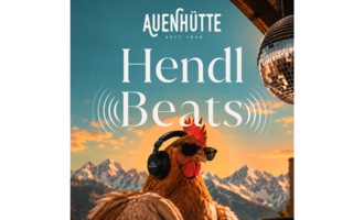 Ein Huhn steht als DJ mit Kopfhörern und Sonnenbrille vor einem Mischpult. Im Hintergrund sind majestätische Berge und ein klarer Himmel zu sehen.