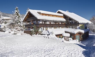 Ein wunderschönes, schneebedecktes Chalet in den Bergen. Der klare blaue Himmel bildet einen schönen Kontrast zur winterlichen Landschaft. | © Alpahotel Walserstuba GmbH | Cocett