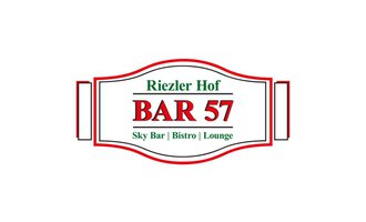Ein Schild mit dem Namen "BAR 57" im Riezler Hof. Es wird als Sky Bar, Bistro und Lounge beschrieben. | © Bar57 Logo