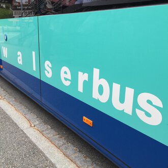 Ein Bus mit der Aufschrift "walserbus". Die Farben sind hellblau und dunkelblau. | © Kleinwalsertal Tourismus