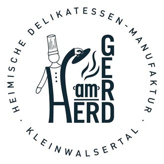 Ein Logo einer Delikatessen-Manufaktur mit einem Kochsymbol. Der Name "GER am HERD" steht im Mittelpunkt, umgeben von weiteren Informationen.