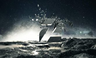 Ein dynamisches Logo, das aus Bruchstücken besteht und in der Luft schwebt. Der Hintergrund ist dunkel und mysteriös, was eine besondere Atmosphäre erzeugt.