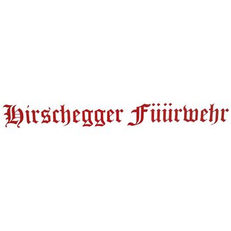 Ein Schild mit der Aufschrift "Hirschegger Feuerwehr" in roten Buchstaben. Die Buchstaben sind in einer dekorativen Schriftart gestaltet. | © Kleinwalsertal Tourismus | Feuerwehr Hirschegg