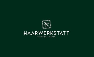 EinLogo für einen Friseursalon namens "Haarwerkstatt". Es zeigt Scheren und Kämme auf grünem Hintergrund. | © Friseur Haarwerkstatt | Franziska Diener Logo