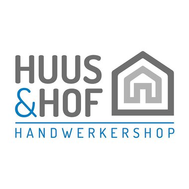 Ein modernes Logo für einen Handwerkershop mit dem Namen "Huus & Hof". Es zeigt ein stilisiertes Haus und betont handwerkliche Dienstleistungen. | © Logo Huus & Hof Riezlern