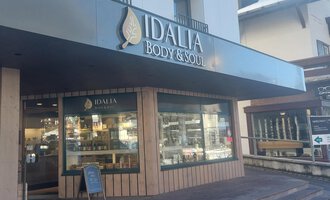 A store with the sign "IDALIA BODY & SOUL" is visible. It is designed in a modern style and has large windows that provide a view inside. | © IDALIA | S. Lorenz