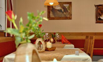Ein gemütliches Restaurant mit einer dekorativen Tischansicht. Auf den Tischen stehen Blumen und Kerzen, die eine einladende Atmosphäre schaffen. | © Michl das Steakhaus | Johannes Littich