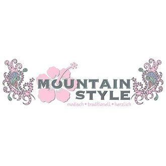 Ein kreatives Logo mit dem Text "MOUNTAIN STYLE". Die Gestaltung ist modisch und traditionell mit floralen Mustern. | © mountain_styleV2_rosa Logo