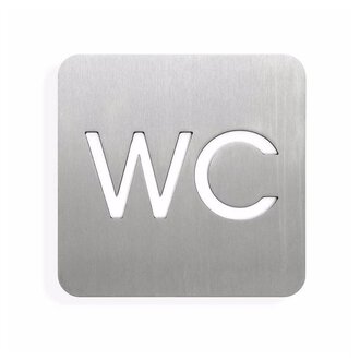 Ein Schild aus gebürstetem Edelstahl, das die Buchstaben "WC" zeigt. Es weist auf die Toilette hin.