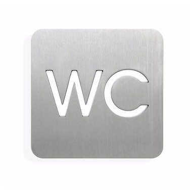 Ein Schild aus gebürstetem Edelstahl, das die Buchstaben "WC" zeigt. Es weist auf die Toilette hin.