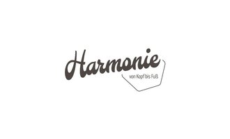 A stylish logo featuring the word "Harmonie" in a cursive font. Below it is "von Kopf bis Fuß" in a simple font. | © Salon Harmonie von Kopf bis Fuß Logo