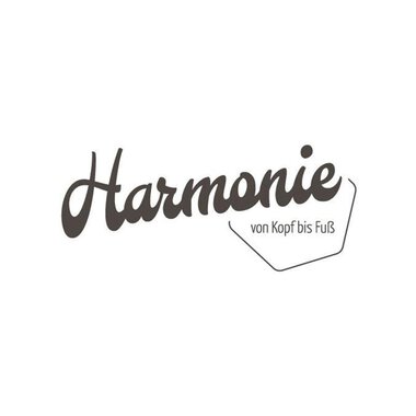 A stylish logo featuring the word "Harmonie" in a cursive font. Below it is "von Kopf bis Fuß" in a simple font. | © Salon Harmonie von Kopf bis Fuß Logo