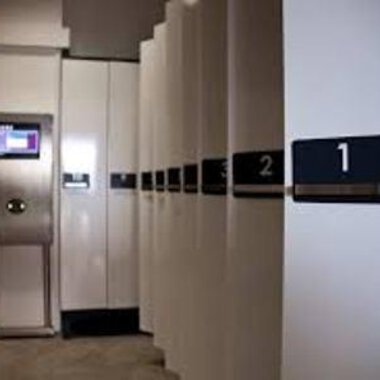 A modern storage room with white cabinets and a digital control unit. Cabinet number 1 is clearly visible in the foreground. | © Sport Pauli GmbH