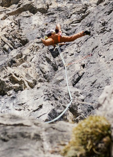 Kletterer beim Abseilen an einer felsigen Wand in den Bergen. | © Kleinwalsertal Tourismus eGen