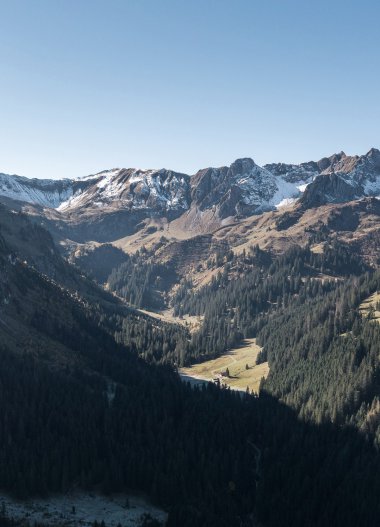 Mountain panorama in Bärgunttal with high peaks and green valleys on a sunny day. | © Kleinwalsertal Tourismus eGen • Photographer: Bastian Morell