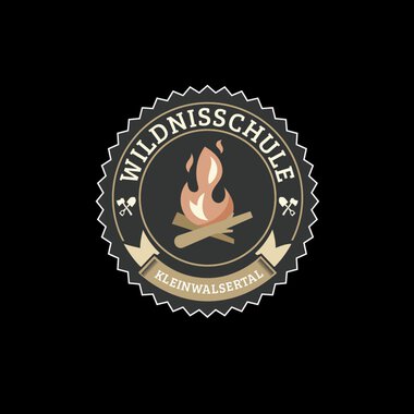 Logo of the Wilderness School Kleinwalsertal featuring a campfire and logs on a dark background. | © Wildnisschule Kleinwalsertal